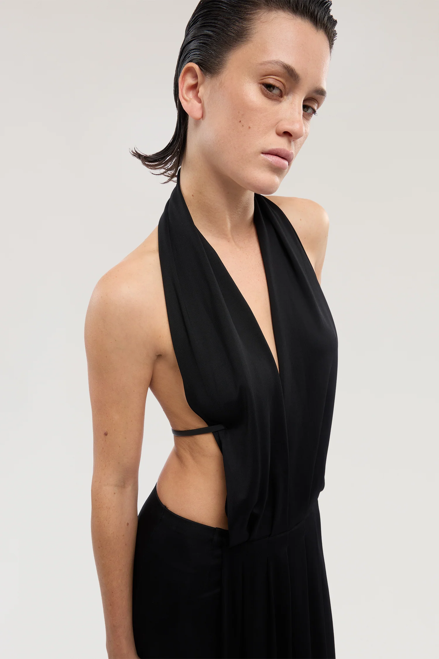 Fluid dress with American-style neckline - Image 4